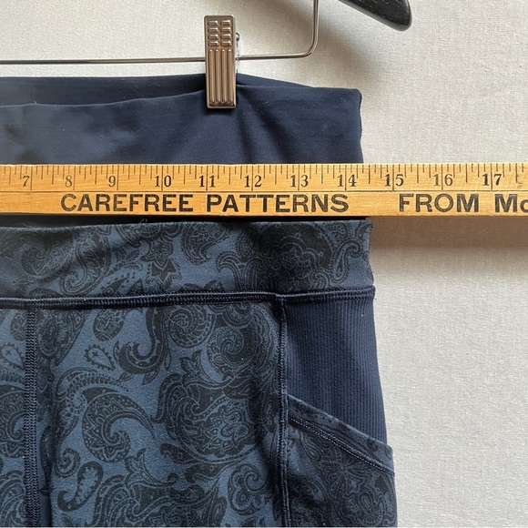Lululemon Athletica En Route Blue Paisley Patterned Cropped Leggings Sz M - Picture 8 of 10